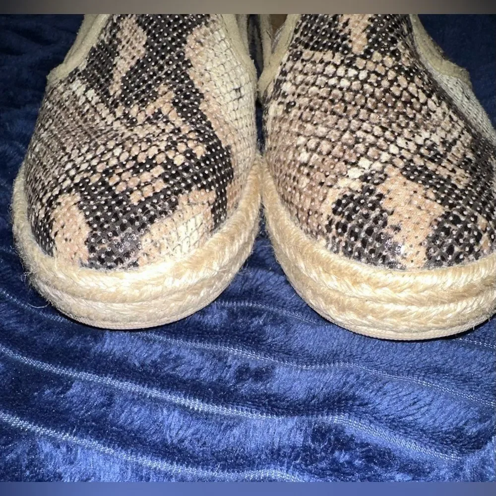 Clarks Azella Theoni Snake Print Slip On Espadrille Loafers size 6.5 comfort